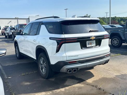 Used 2025 Chevrolet Traverse LT FWD image 8
