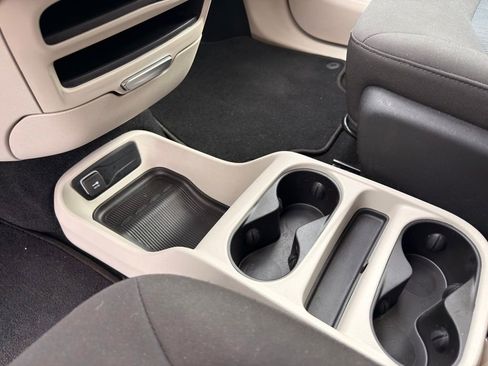 Used 2022 Chrysler Voyager LX FWD image 23