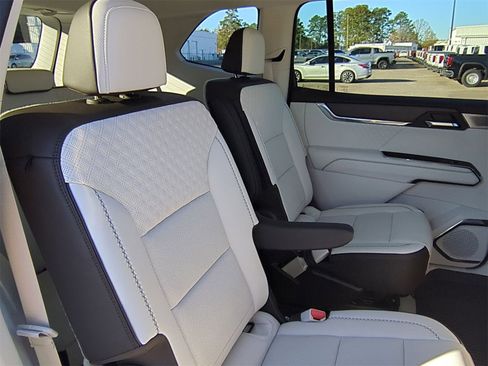 Certified 2024 GMC Acadia Denali w/ Super Cruise Package image 28