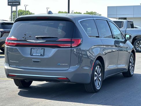 Used 2022 Chrysler Pacifica Touring-L FWD image 4