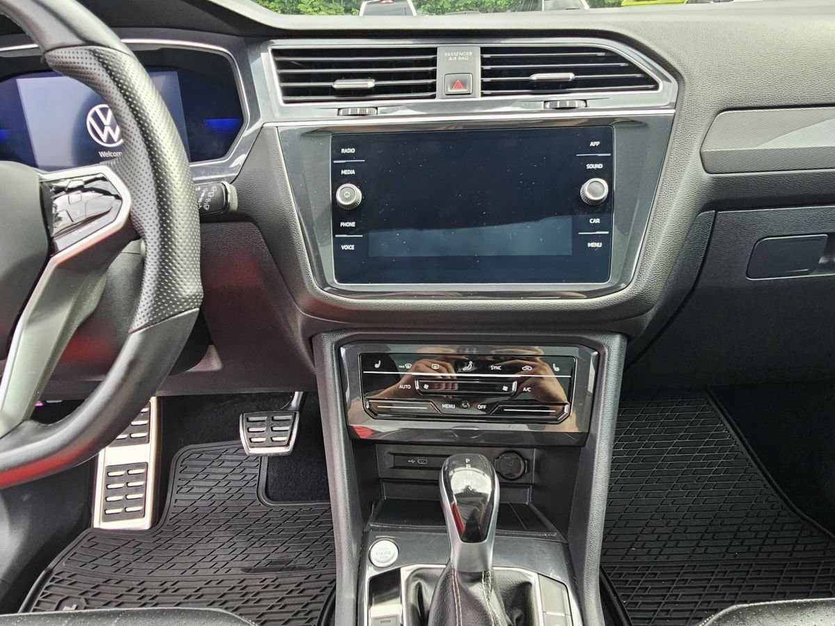 Used 2023 Volkswagen Tiguan SE R-Line FWD image 12