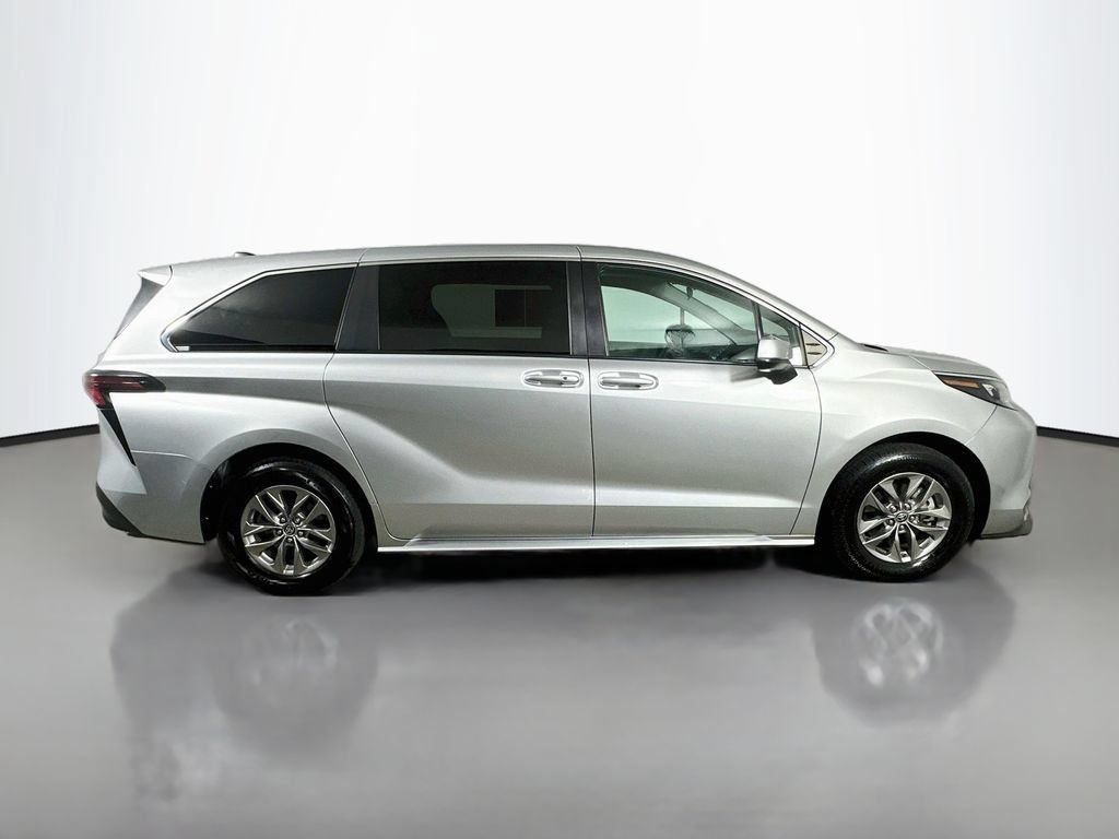 Used 2024 Toyota Sienna LE FWD image 7