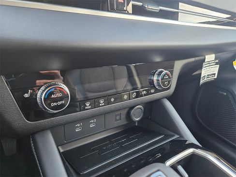 New 2025 Mitsubishi Outlander SE image 12