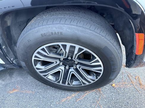 Used 2024 Jeep Wagoneer L Series II w/ Flexible Seating Group AWD/4WD image 9