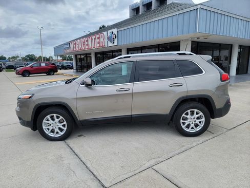Used 2018 Jeep Cherokee Latitude AWD/4WD image 2