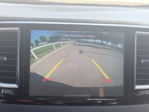 Used 2024 Chrysler Pacifica Touring-L FWD image 11