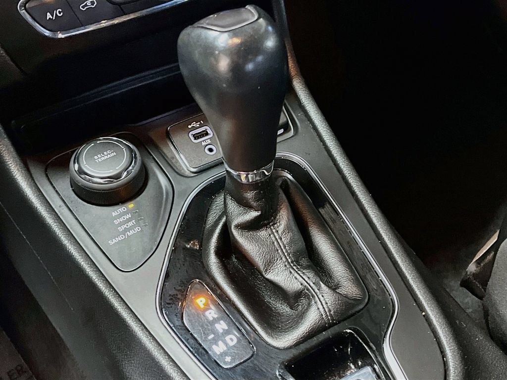 Used 2019 Jeep Cherokee Limited AWD/4WD image 16