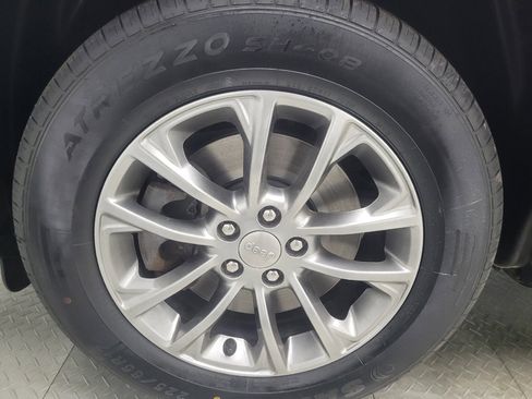 Used 2019 Jeep Cherokee Latitude Plus w/ Cold Weather Group AWD/4WD image 31