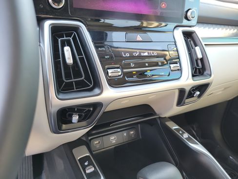 Used 2023 Kia Sorento S w/ Panoramic Sunroof Package FWD image 19