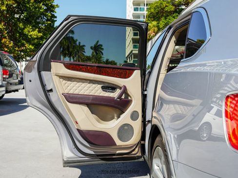 Used 2017 Bentley Bentayga image 54