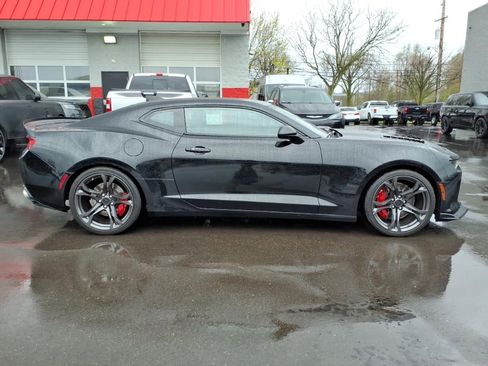 Used 2017 Chevrolet Camaro SS RWD image 6