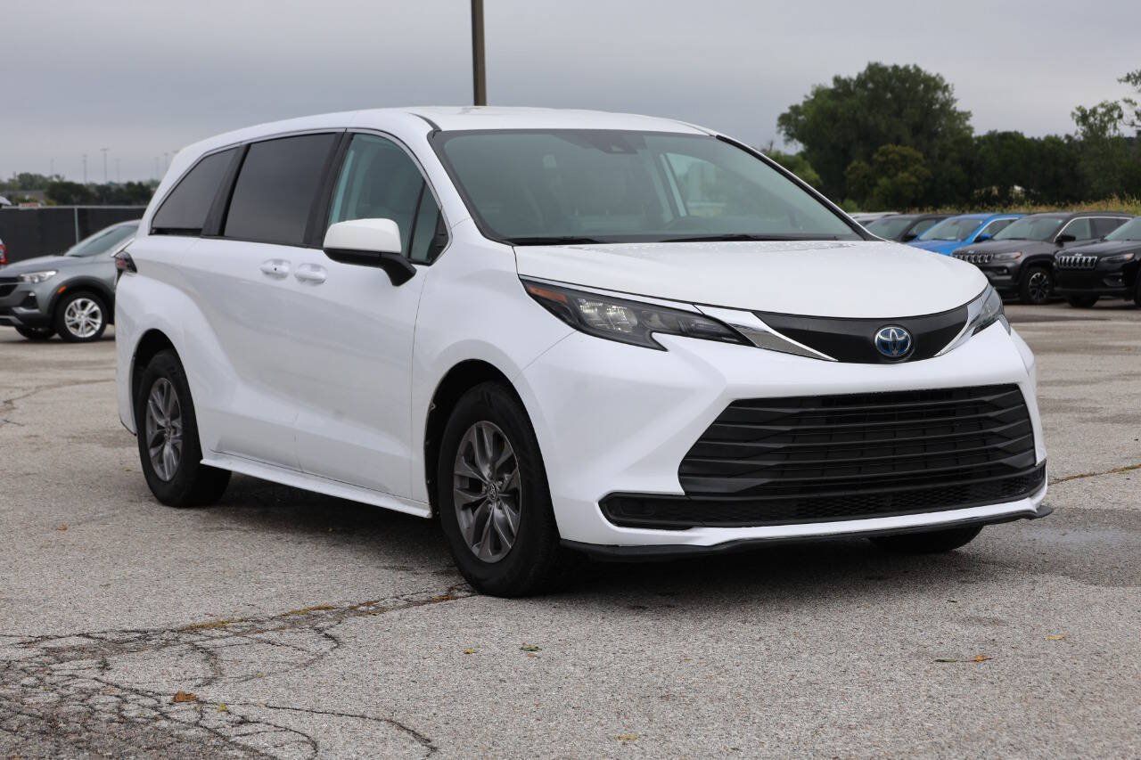 Used 2024 Toyota Sienna LE FWD image 4