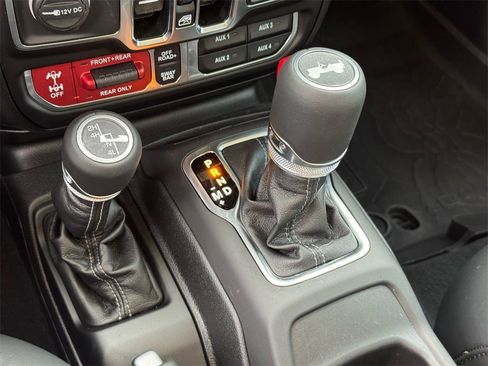 Used 2025 Jeep Wrangler Unlimited Rubicon image 33