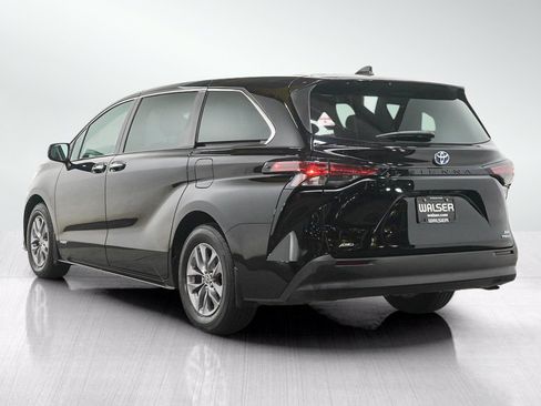 Used 2021 Toyota Sienna XLE AWD/4WD image 3