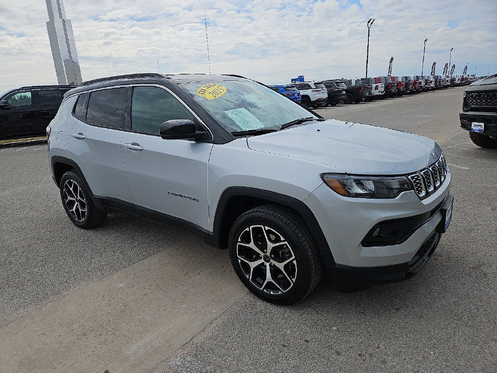 Used 2025 Jeep Compass Limited AWD/4WD image 10