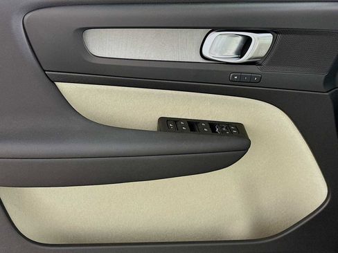 Used 2025 Volvo XC40 B5 Plus w/ Climate Package image 17