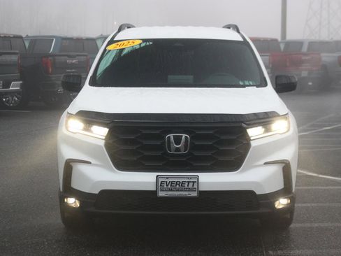 Used 2025 Honda Pilot Sport image 2