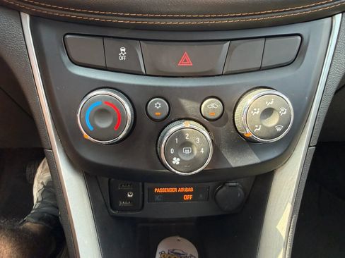 Used 2019 Chevrolet Trax LT w/ LT Convenience Package FWD image 29