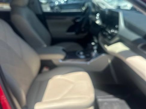 Used 2023 Toyota Highlander Platinum FWD image 4