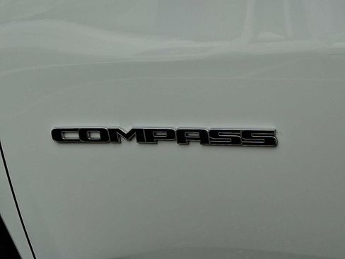 Certified 2024 Jeep Compass Latitude image 31