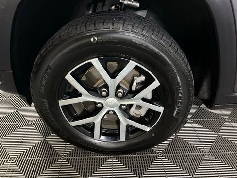 Used 2024 Jeep Grand Cherokee L Limited w/ Luxury Tech Group II image 12