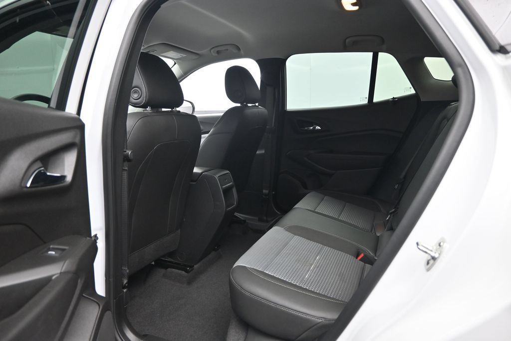 Used 2025 Chevrolet Trax LT w/ LT Convenience Package FWD image 27