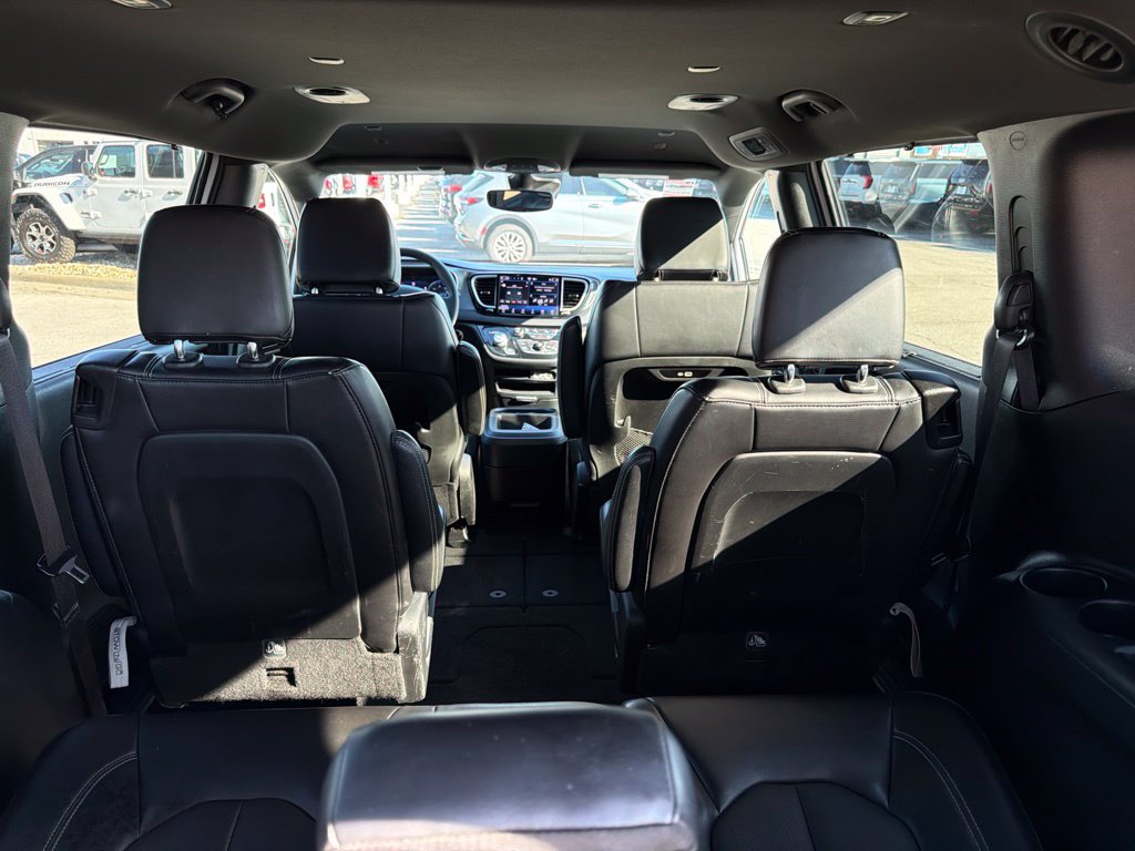 Used 2025 Chrysler Pacifica Select FWD image 14