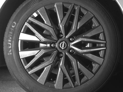Used 2025 Nissan Altima 2.5 SV FWD image 13