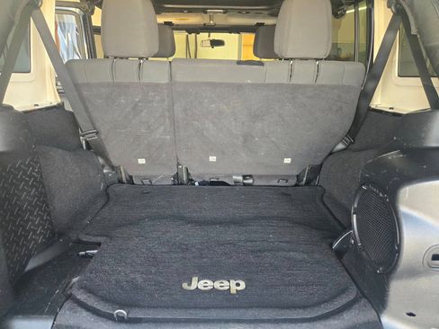 Used 2012 Jeep Wrangler Unlimited Sahara image 10