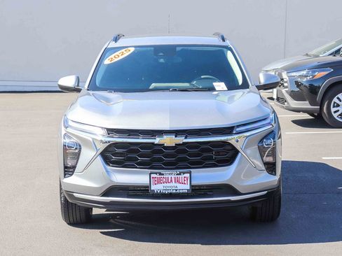 Used 2025 Chevrolet Trax LT FWD image 2