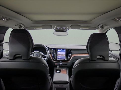 Certified 2024 Volvo XC60 B5 Plus w/ Climate Package image 10