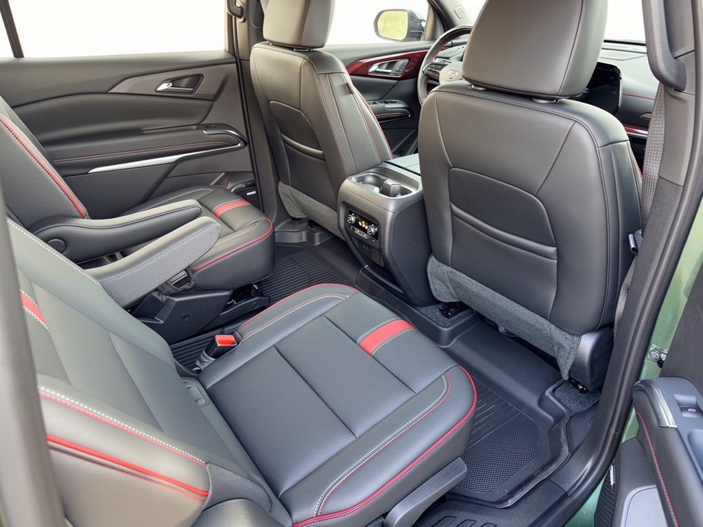 New 2027 Chevrolet Traverse RS w/ LPO, Floor Liner Package FWD image 29