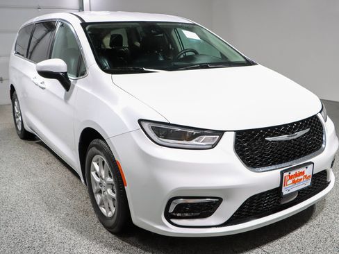 Used 2023 Chrysler Pacifica Touring-L FWD image 5