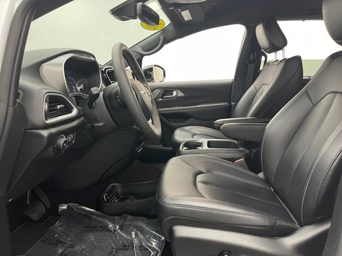 Used 2025 Chrysler Pacifica Select FWD image 15
