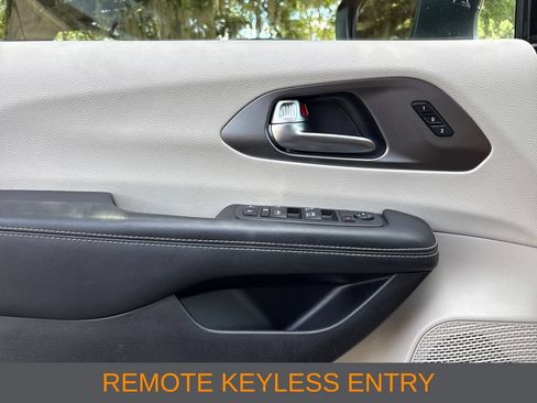 Used 2023 Chrysler Pacifica Touring-L FWD image 3