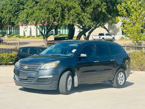 Used 2013 Chevrolet Traverse LS FWD image 3