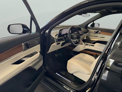 New 2026 Cadillac Vistiq Sport w/ LPO, Floor Liner Package AWD/4WD image 9