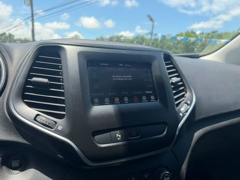 Used 2019 Jeep Cherokee Latitude Plus FWD image 19