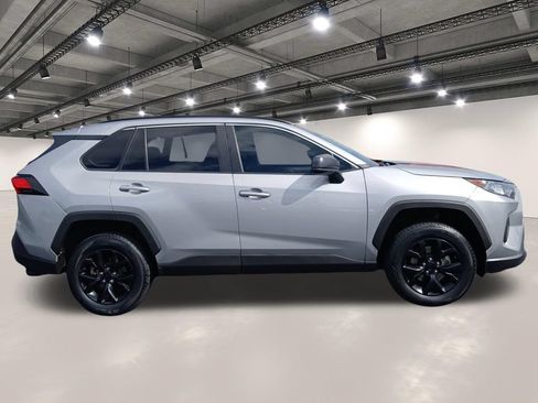 Used 2021 Toyota RAV4 LE FWD image 17