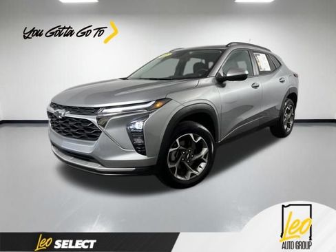Used 2025 Chevrolet Trax LT w/ Driver Confidence Package FWD image 1