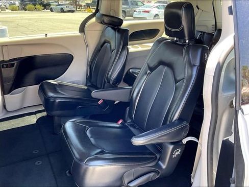 Used 2023 Chrysler Pacifica Touring-L FWD image 25