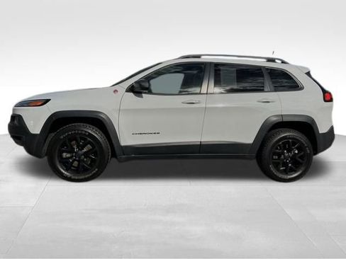 Used 2018 Jeep Cherokee Trailhawk image 1