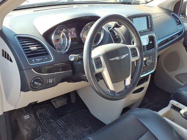 Used 2013 Chrysler Town & Country Touring-L w/ Driver Convenience Group FWD image 19