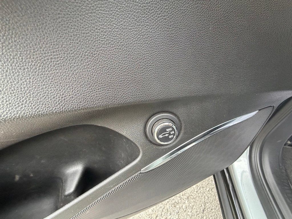 Used 2024 Buick Enclave Essence AWD/4WD image 17