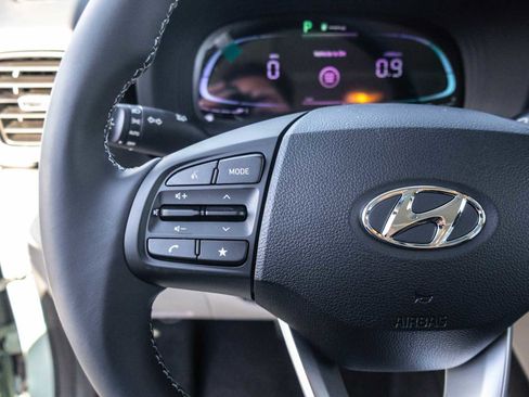 Used 2025 Hyundai Venue SEL image 33