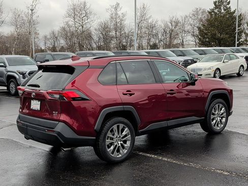 Used 2021 Toyota RAV4 XLE Premium image 4