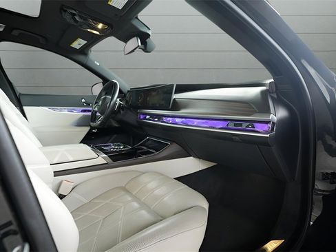 Used 2023 BMW 760i xDrive w/ Executive Package image 37