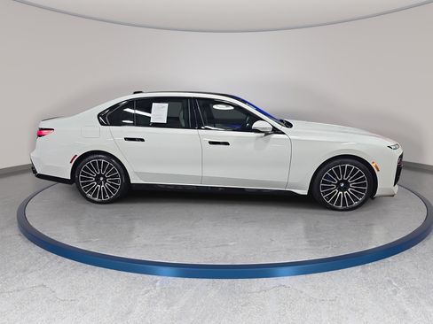Certified 2025 BMW 760i xDrive w/ Executive Package AWD/4WD image 5