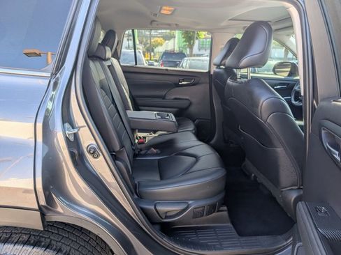 Used 2022 Toyota Highlander XLE AWD/4WD image 17