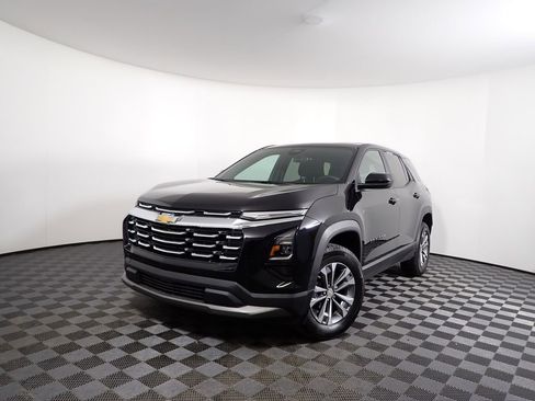 Used 2025 Chevrolet Equinox LT image 2